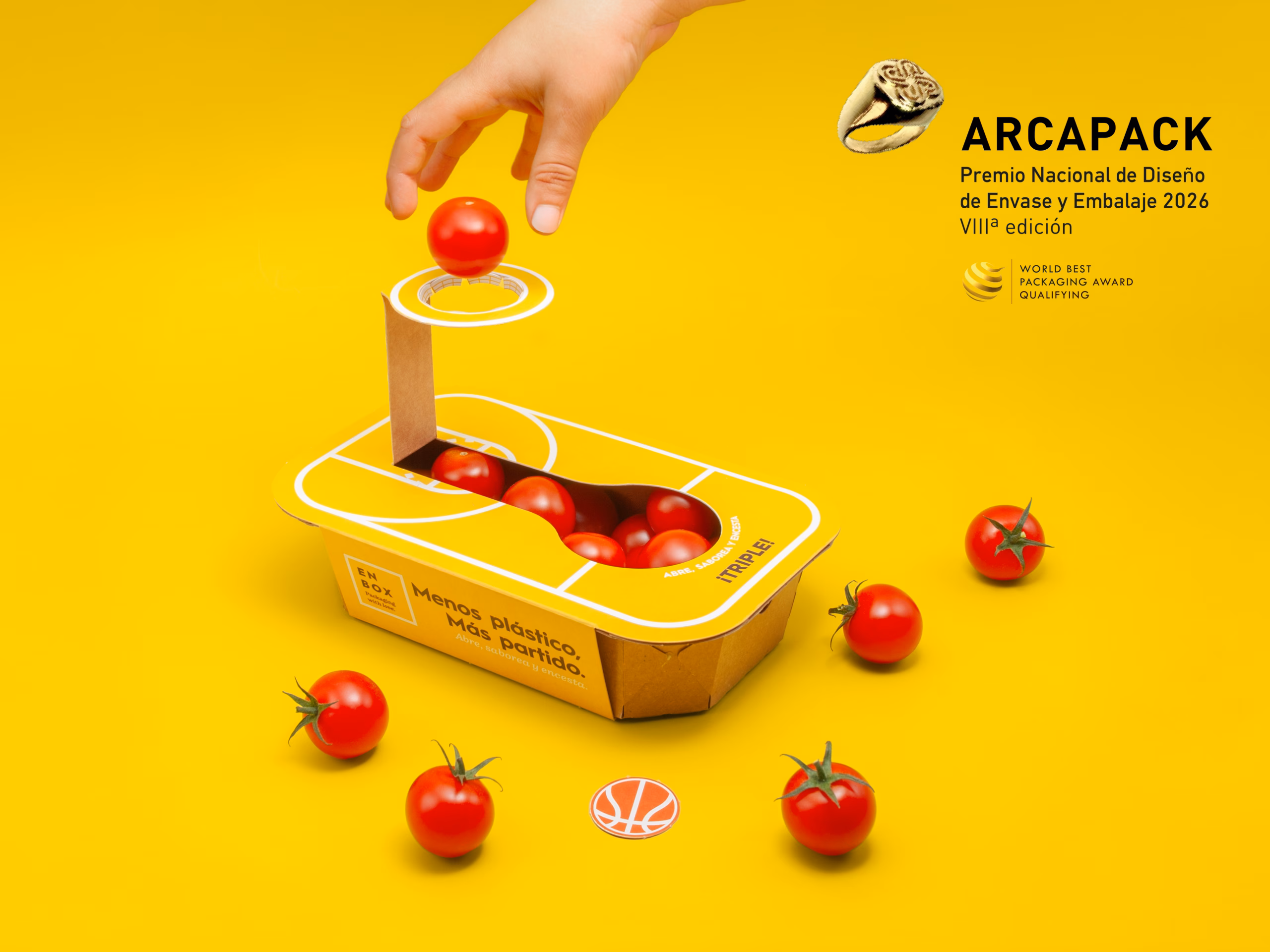 Detalle de la bandeja Synergy Arcapack — mano sosteniendo el envase de cartón para tomate cherry