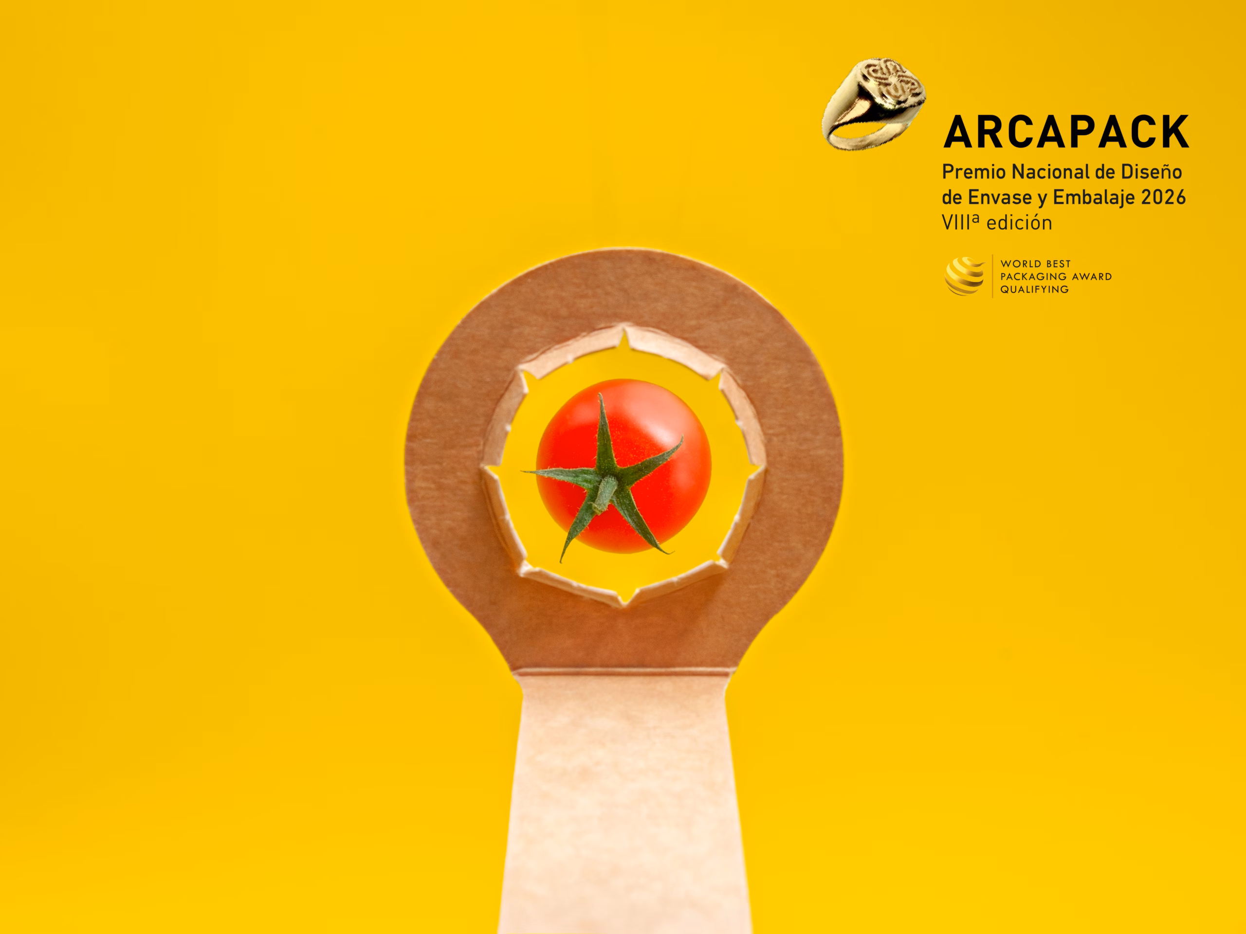 Vista cenital de la bandeja Synergy premiada con el Arcapack Oro 2026 — diseño cancha baloncesto con tomates cherry
