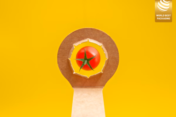Detalle del aro troquelado en cartón kraft de la barqueta de cartón con tomate cherry, diseño ganador del Gold World Best Packaging 2026